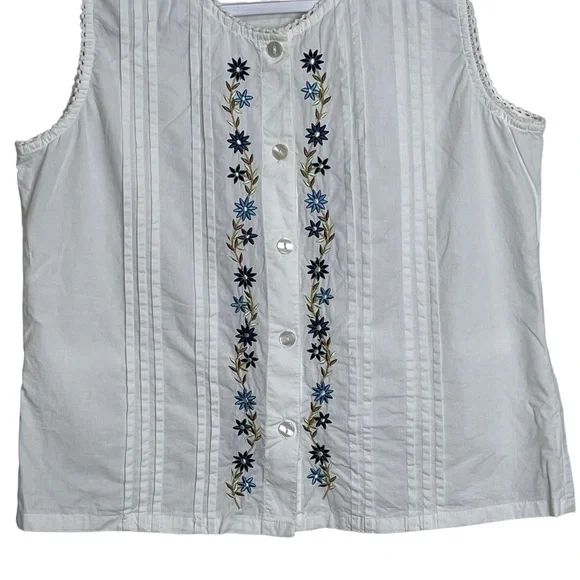 New Direction Floral Embroidered White Top Crochet Sleeveless Button Up Size M - Picture 4 of 10
